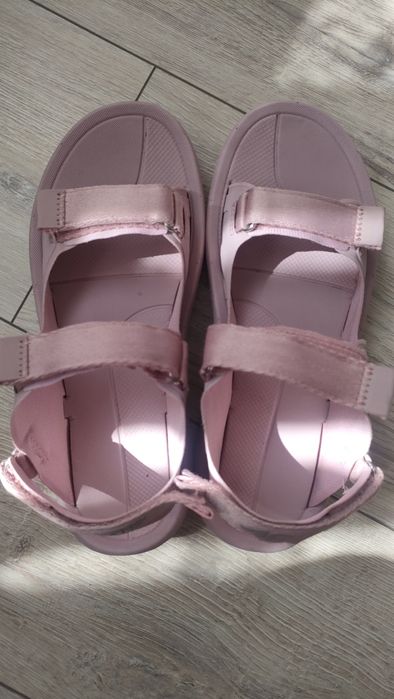 Спортни розови сандали