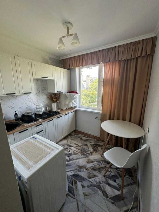 продается 2 ком квартира район Школьник