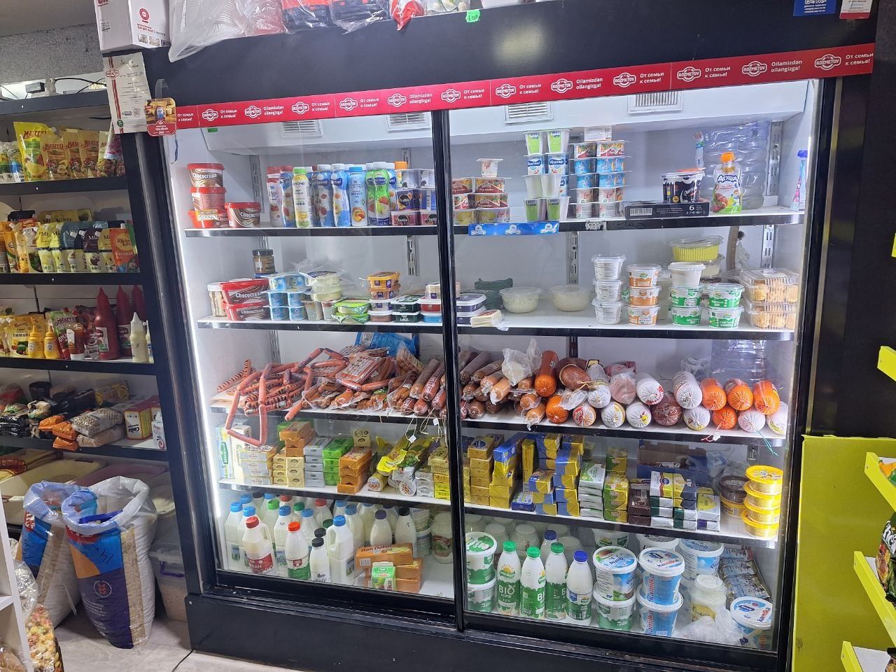 Vitrina xolodilnik sotiladi ishlashi zor mator konditsanerniki