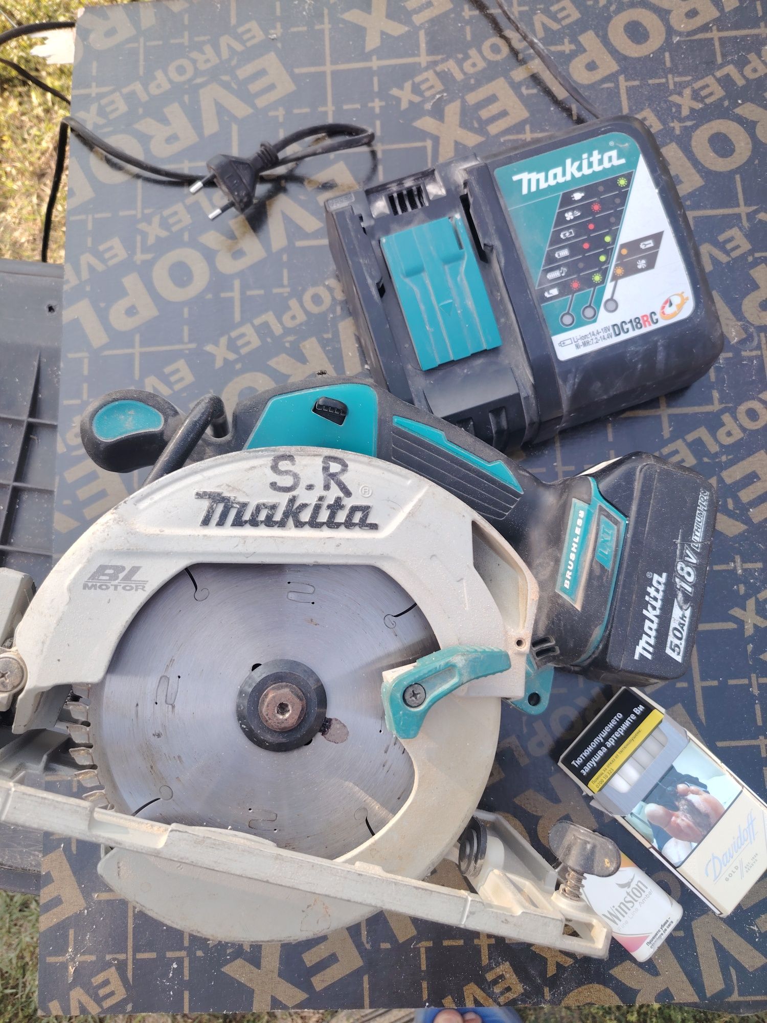 Ръчен циркуляр makıta DHS680