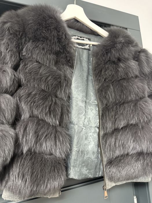 Blana de vulpe,neagra dar bate usor spre gri