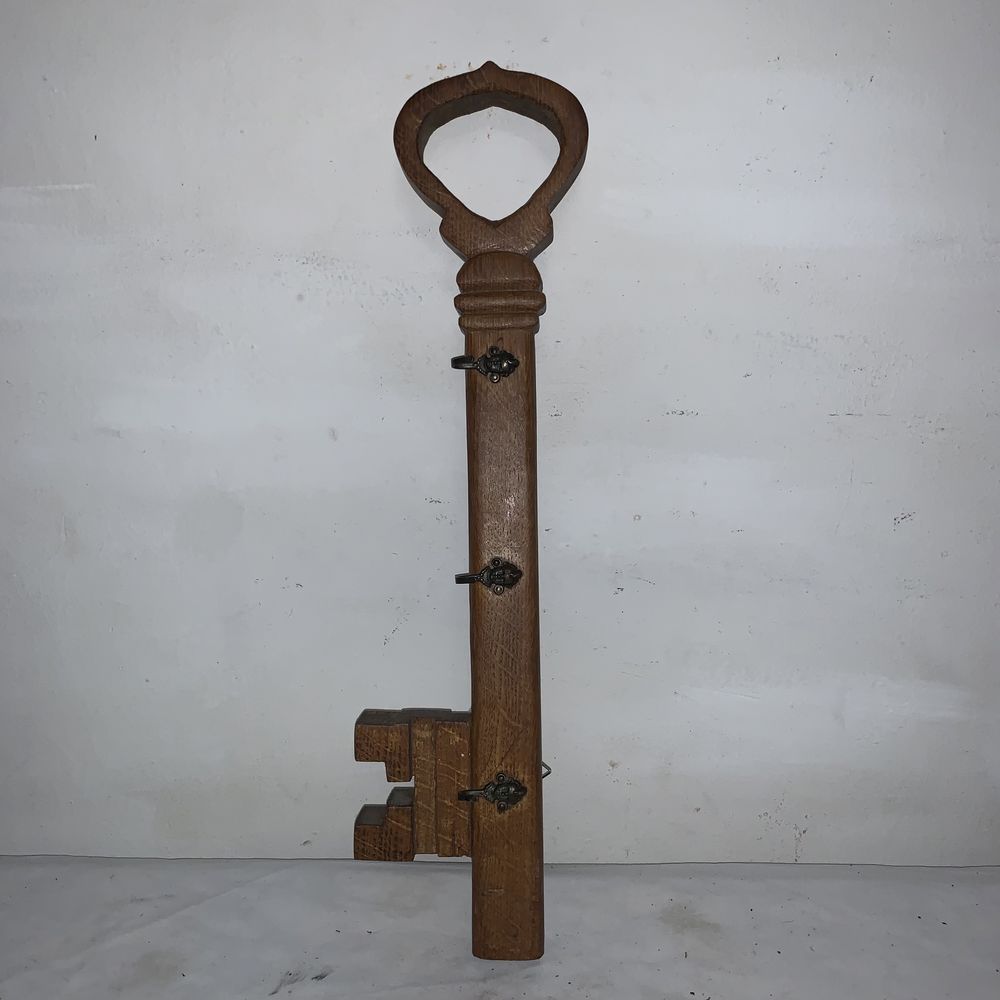 Cuier sub forma de cheie din lemn