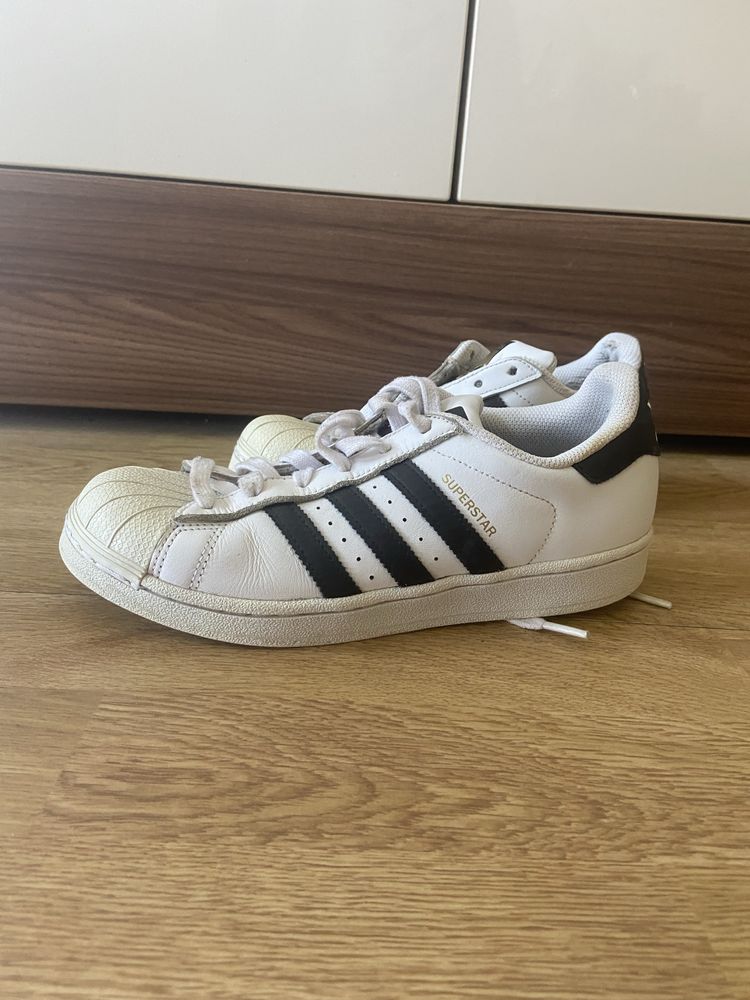 Обувки adidas и Vans