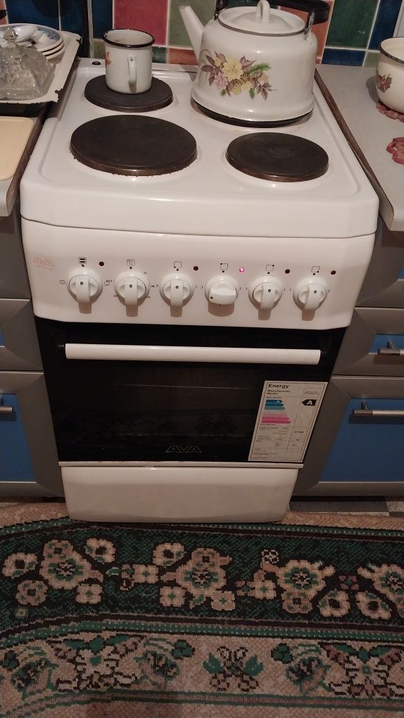 Продам электро плиту, стол раскладной и диван тахта