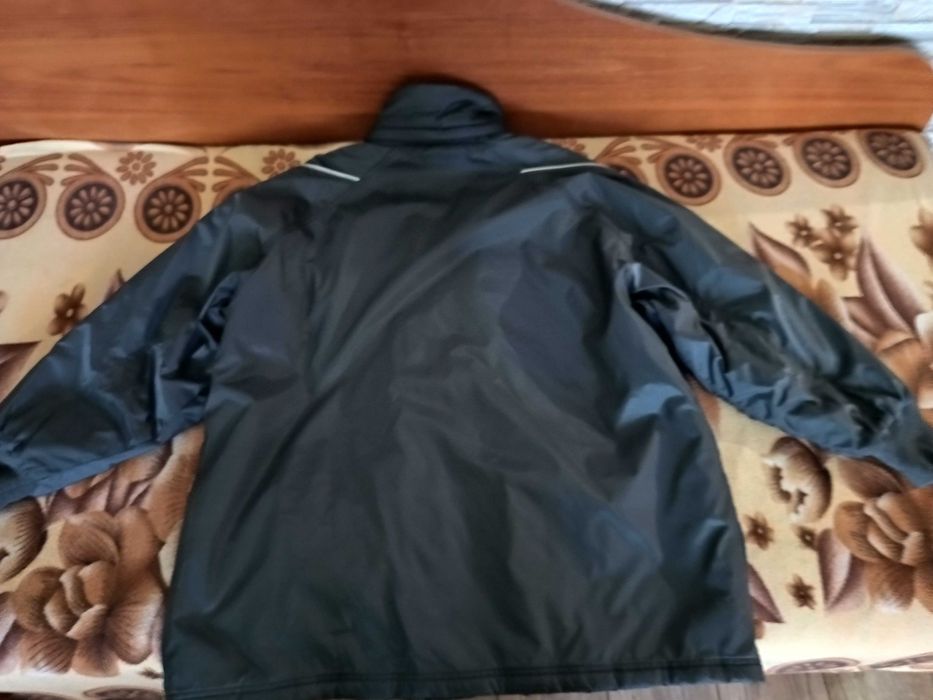 Продавам оригинално тъмно-сиво зимно яке Nike