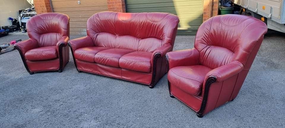 Canapea 3+1+1 piele visiniu insertie lemn negru