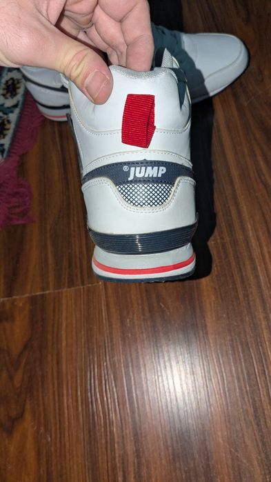 Продаются мужские кроссовки