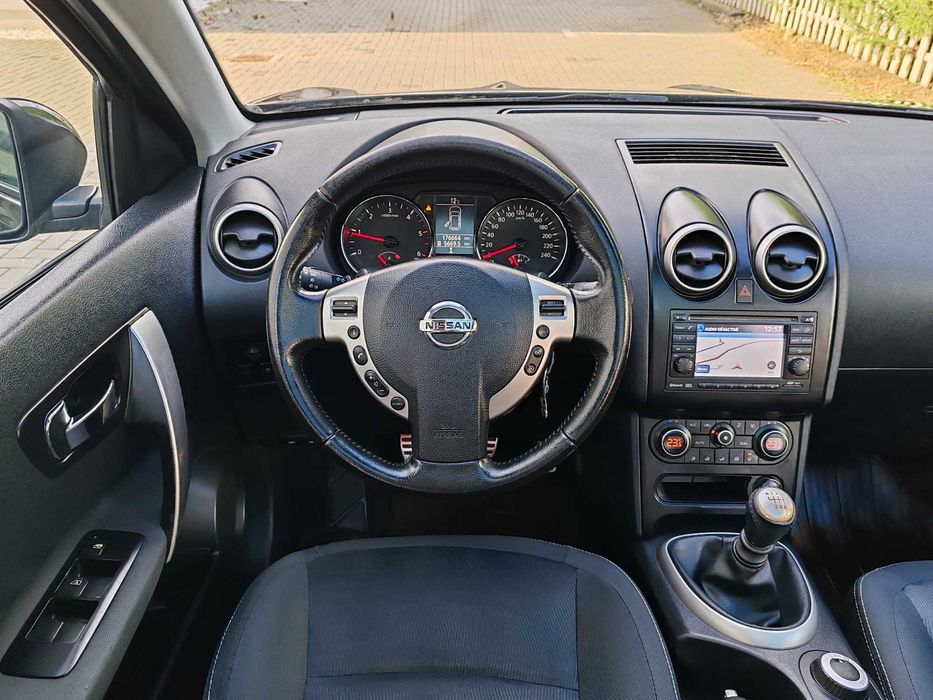 Nissan Qashqai 4x4 DCI Euro5NaviPanoramicCmrMasalierClimaJanteBicolore