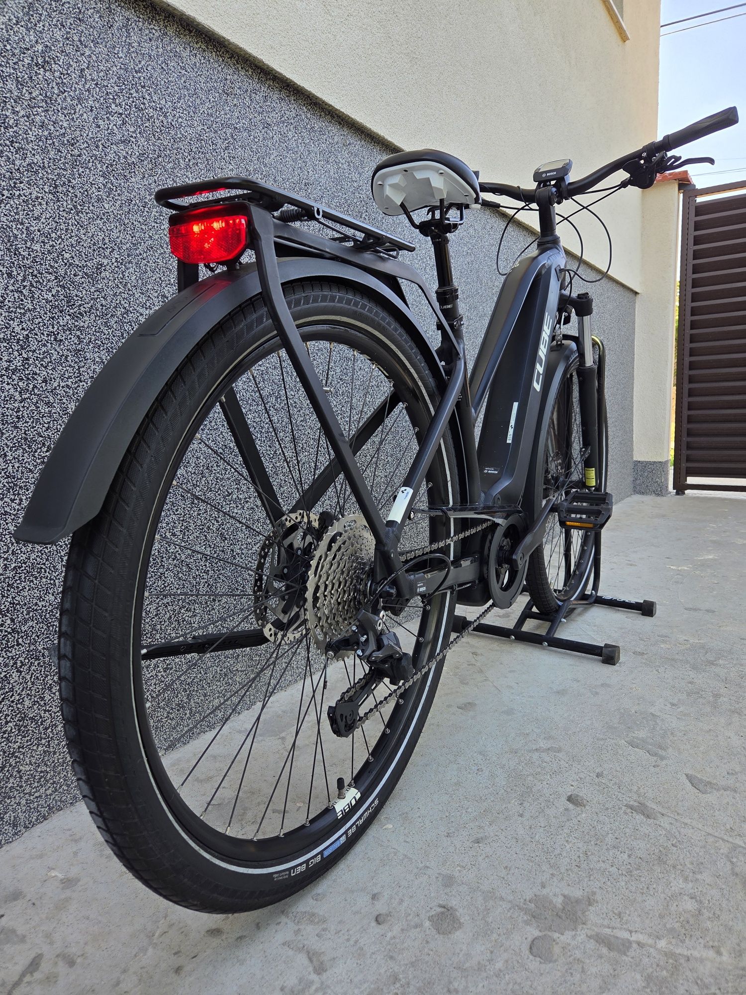 Електрически велосипед Cube Touring 28" с Bosch мотор ПЕРФЕКТЕН!