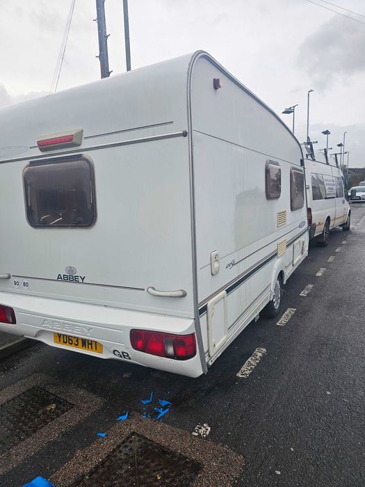 Продавам каравана в прекрасно състояние 2004 г.