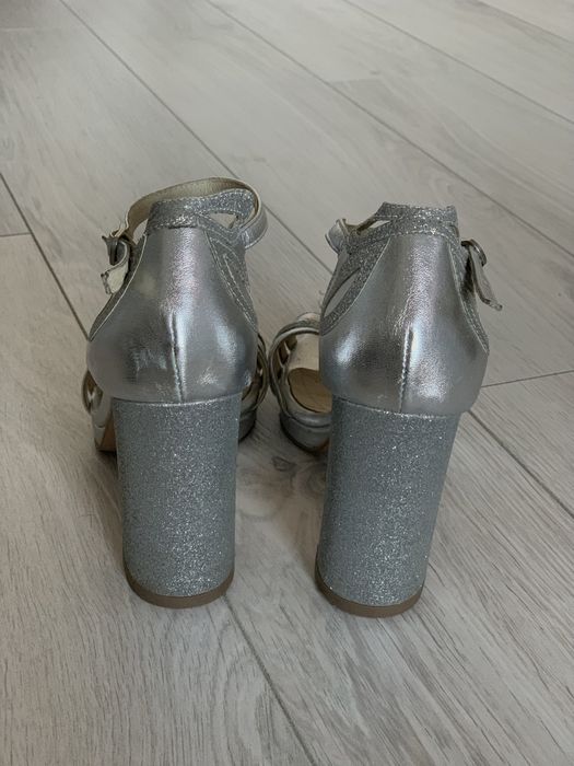 Sandale din piele, mărimea 36.