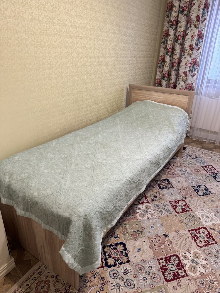 Продам кровать с матрасом.