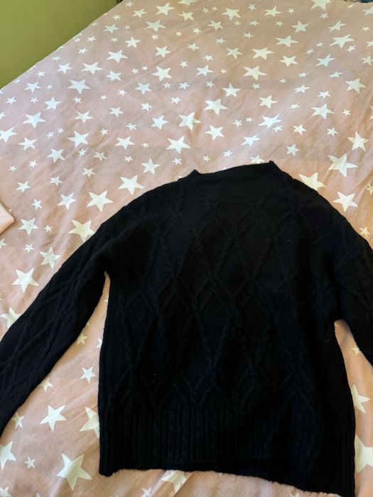 Пуловери бял и черен