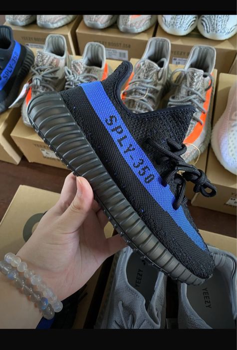 vand adidasi, genti papuci cititi descrierea