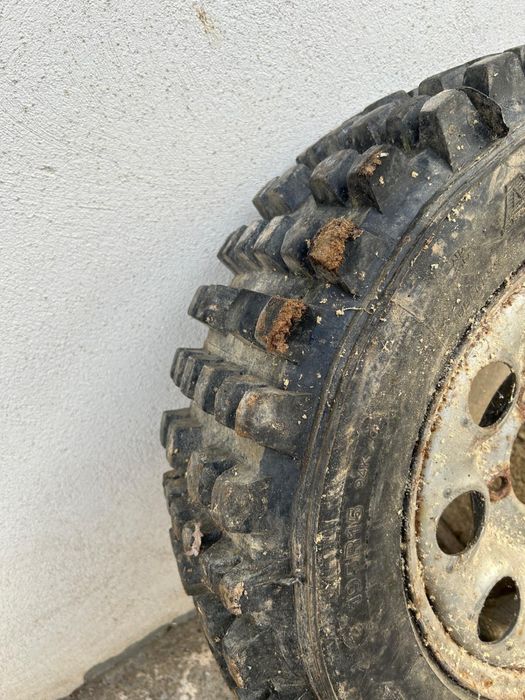 Vand cauciucuri cramponate  cu tot cu jante