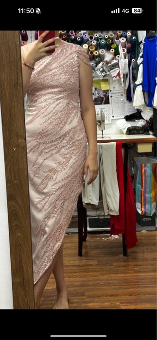 Rochie roz cu broderie stralucitoare
