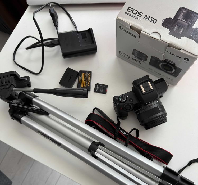 Canon EOS M50 + obiectiv 15-45mm, 24.1MP, 4K, Mirorless + trepied