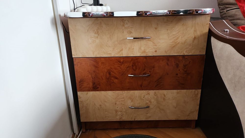 Vând o comoda cu 3 sertare și doua noptiere