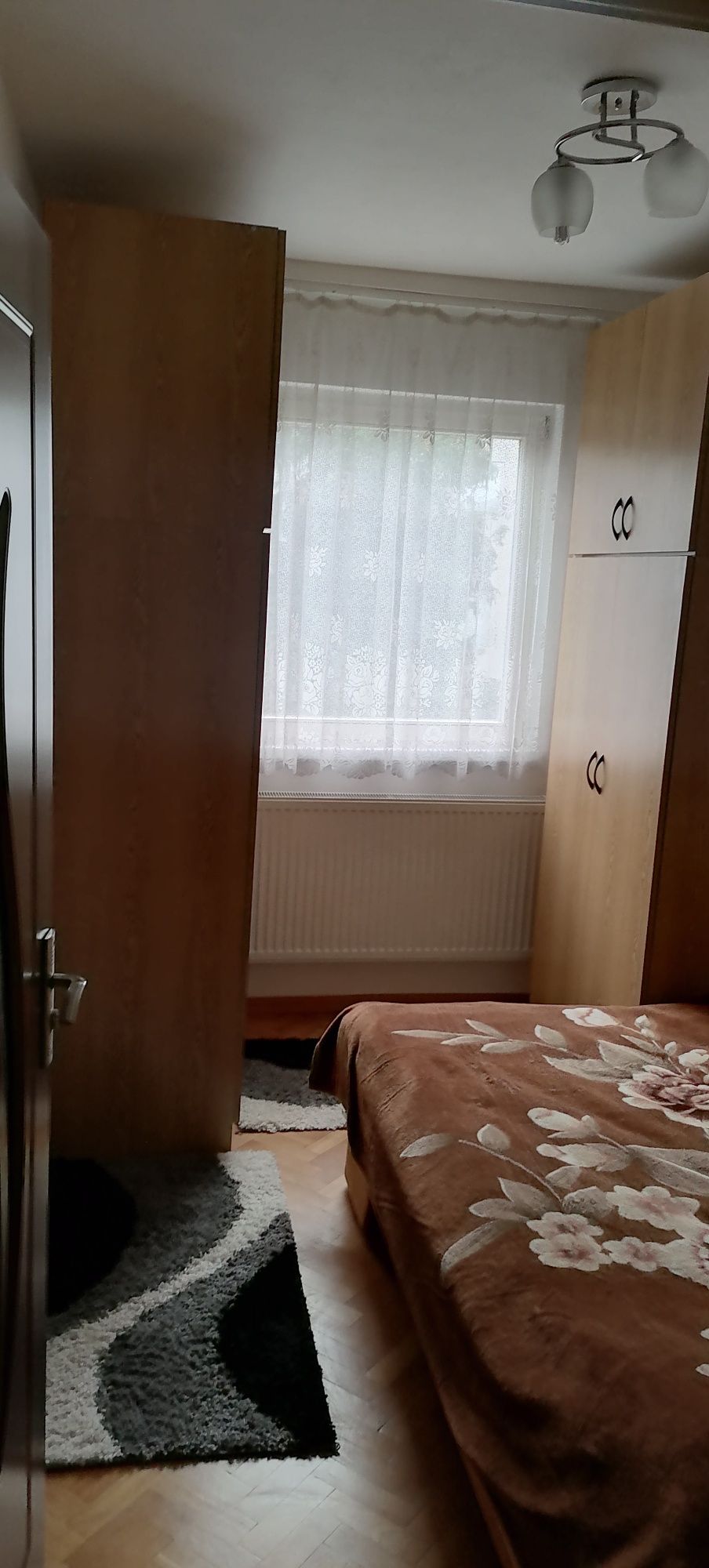 Vând apartament cu trei camere etajul 3