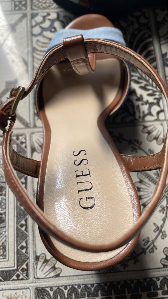 Маркови сандали Guess