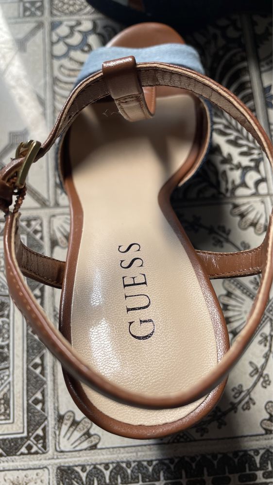 Сандали Guess