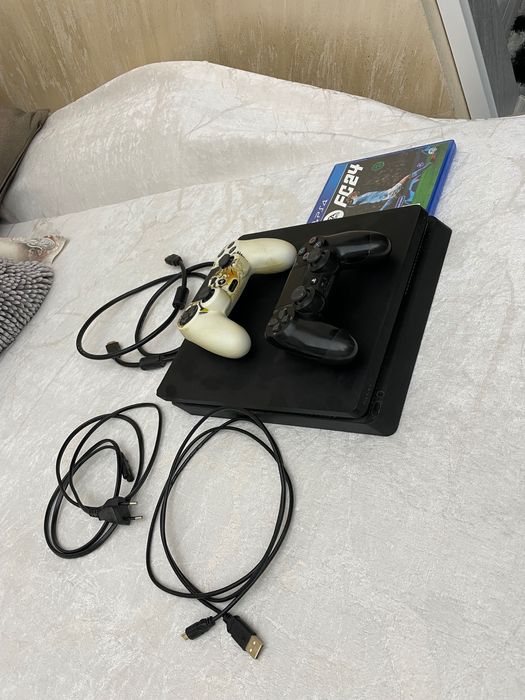 Конзола за игра PlayStation 4 Slim, FC24 и два джойстика