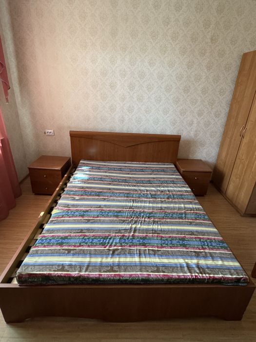 Продается 2х спальная кровать с прикроватными тумбочками