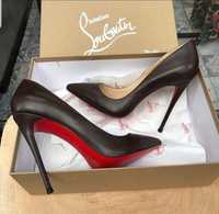 So kate. Louboutin. Piele