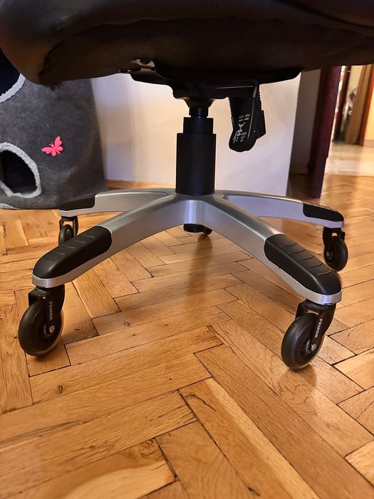 Подарявам офис стол