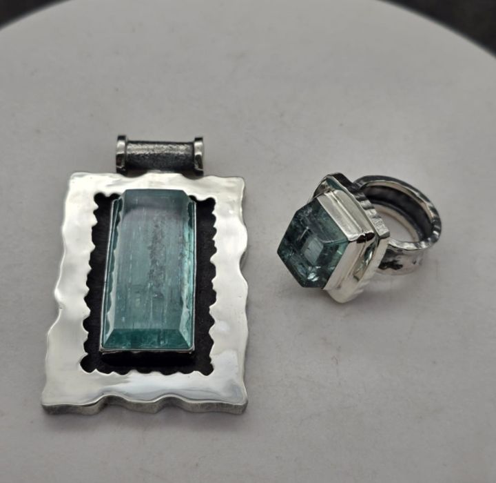 Продам кулон и новое кольцо с аквамарином , единственное в своём роде.