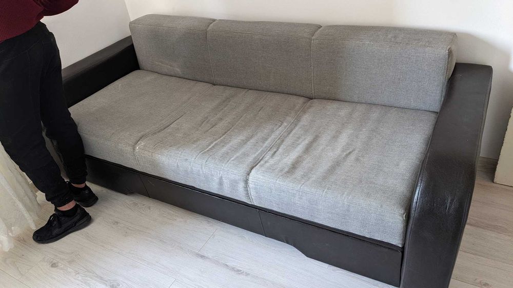 Canapea extensibila cu lada de depozitare.