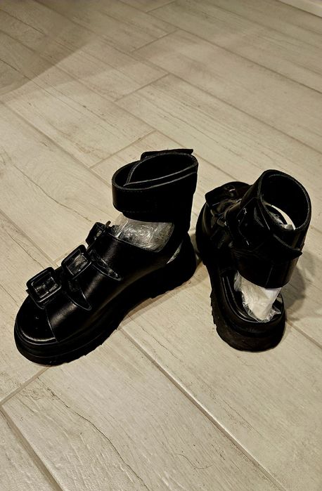 Високи кожени сандали