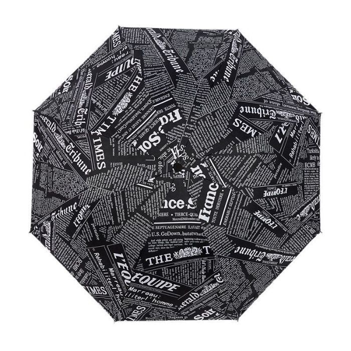 Umbrela de ploaie cu impimare ziar cu fond negr. Model Paris 2024!