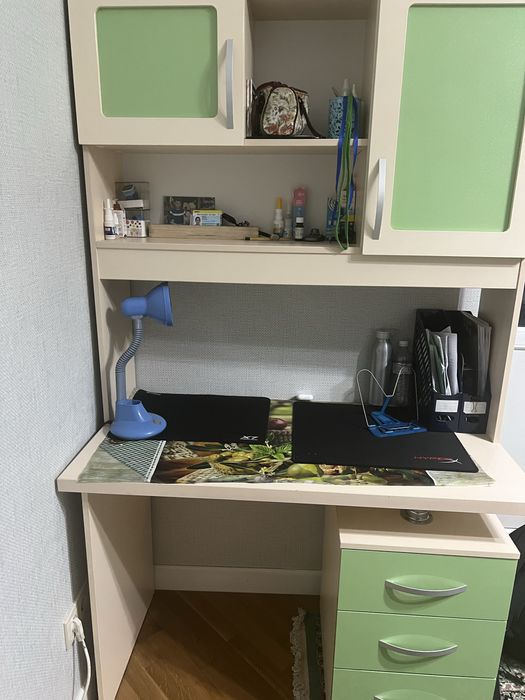 Детский стол вместе с тумбочкой