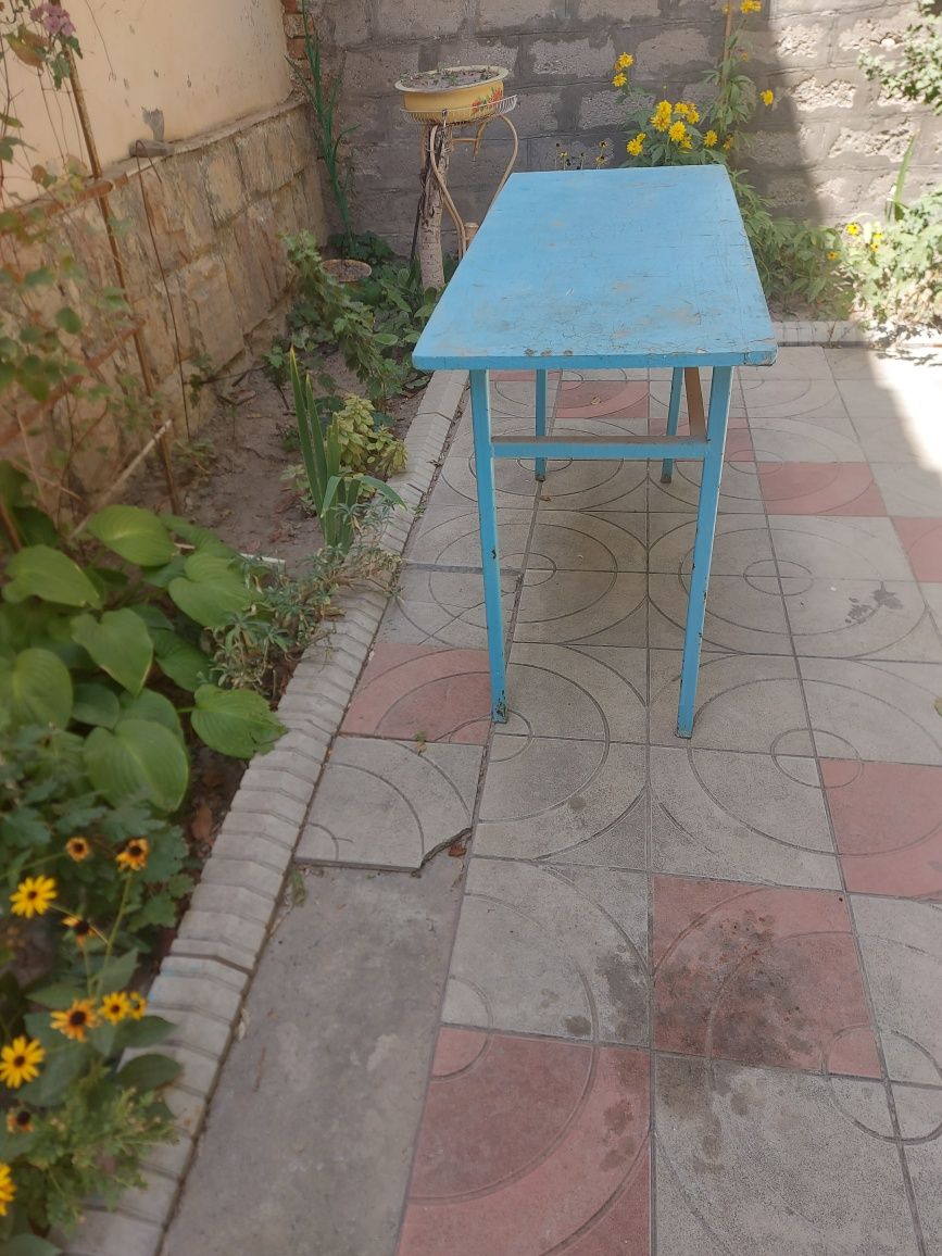 Стол для двора и сада.