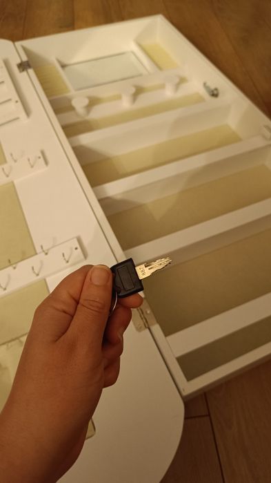 LED Огледало / шкаф за бижута