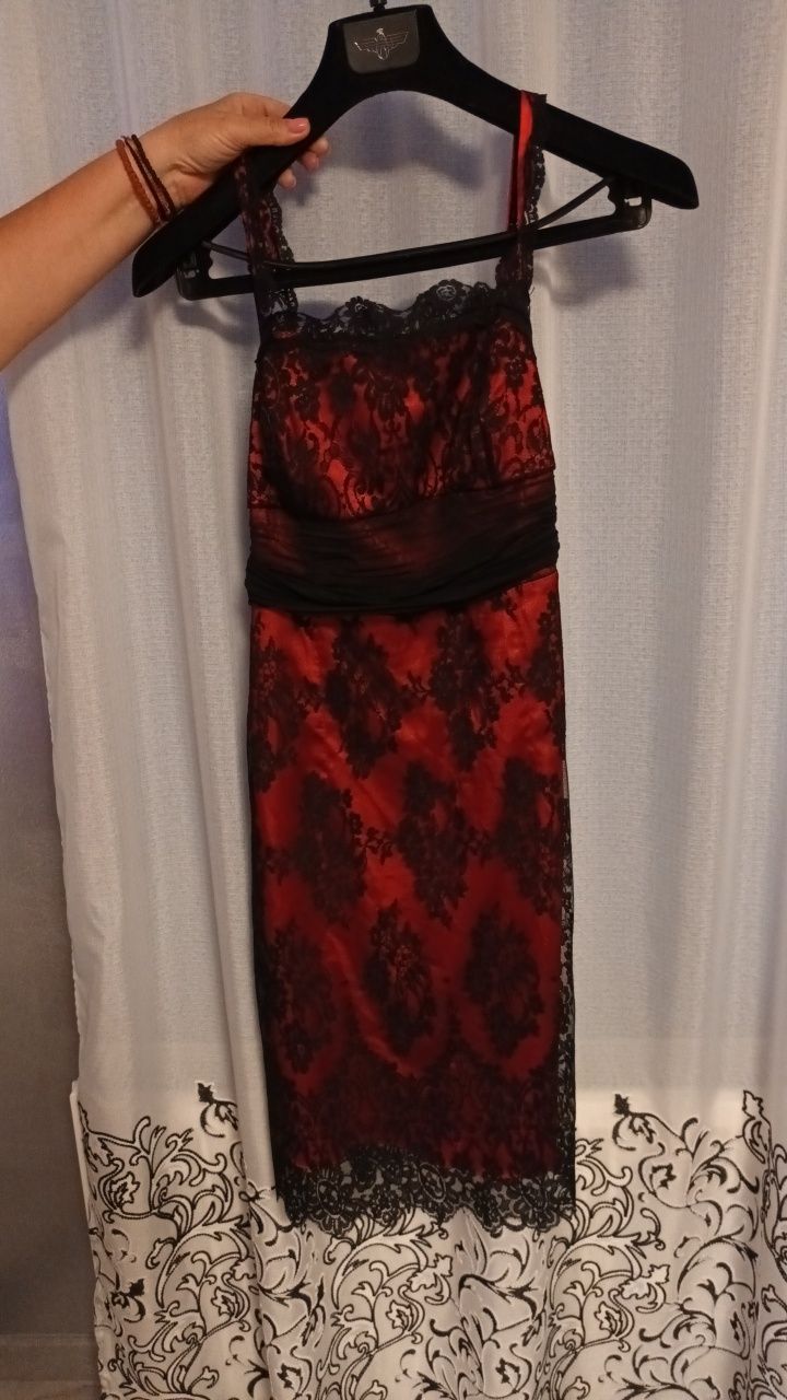 Rochie roșie cu dantelă neagră