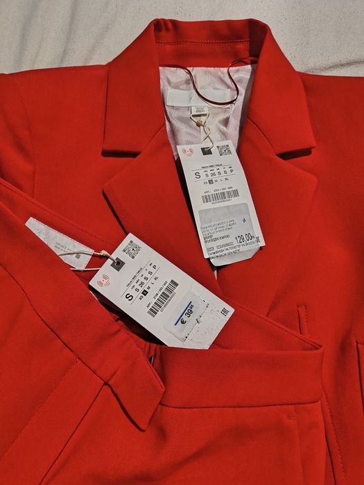 Червен костюм Зара