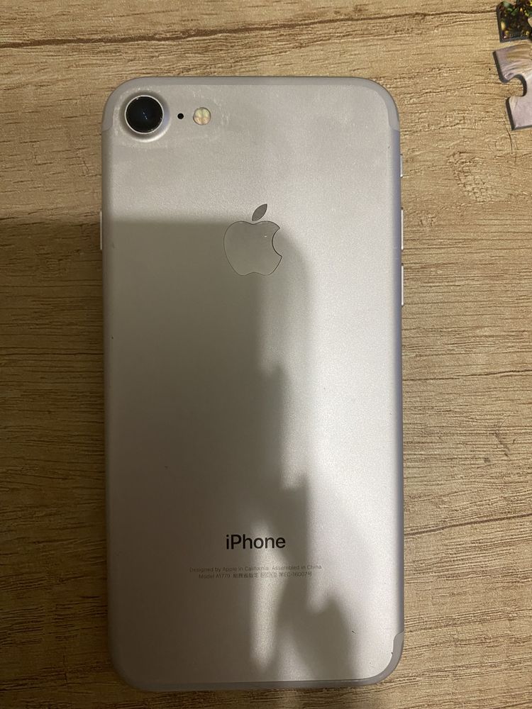 iPhone 7 почти нова