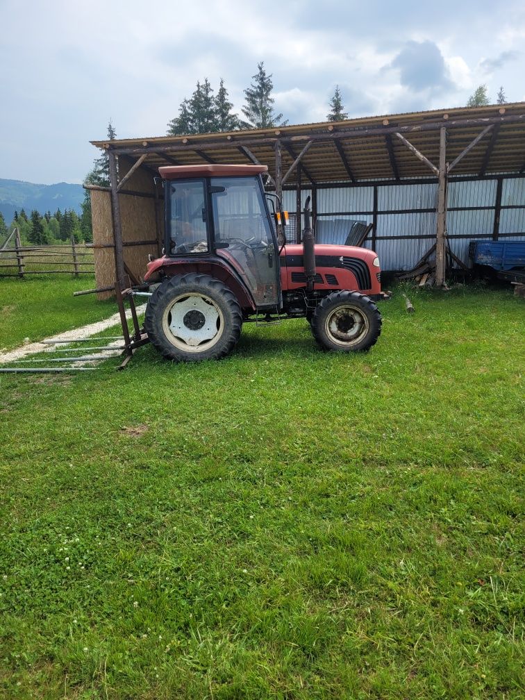 Tractor cu utilaje