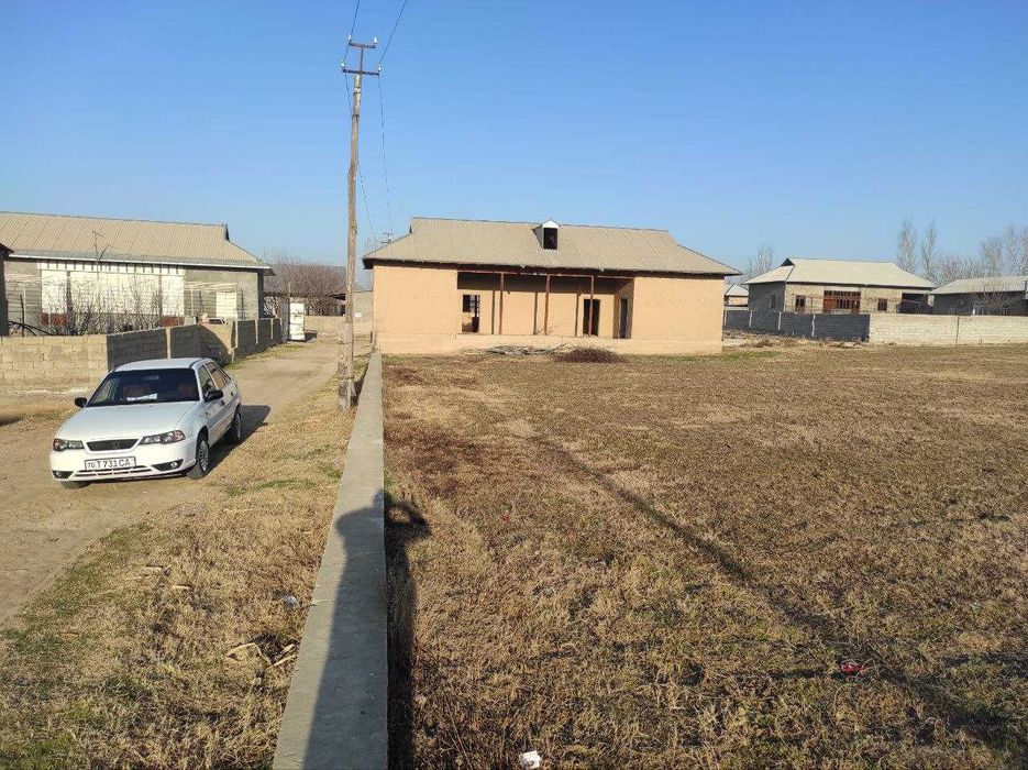 5 xonali uy hovlisi bilan, tamirtalab