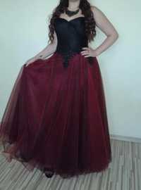 Бална рокля от тюл в черно и бордо