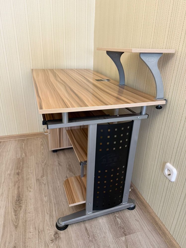 Продам компьютерный стол в отличном состояние.