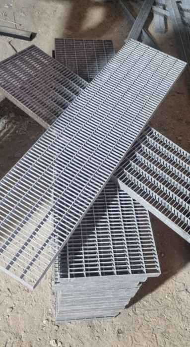 Vând scări zincate