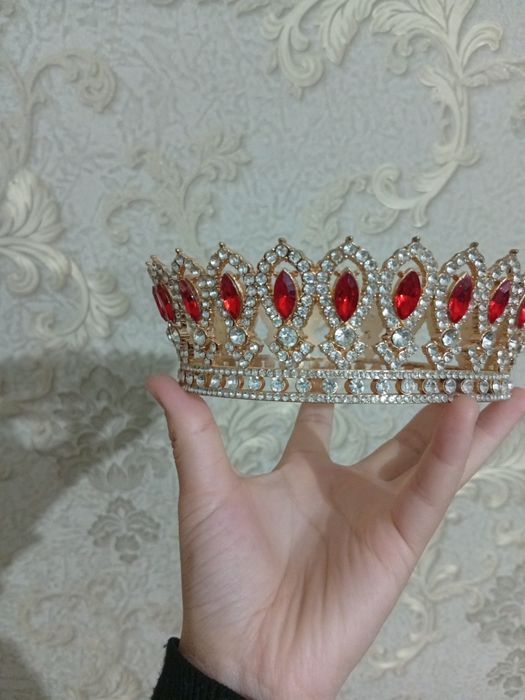 Қызыл тастары бар әдемі тәж