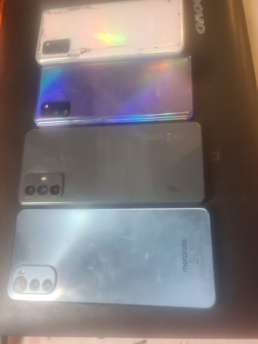 vand 4 telefoane  display spart