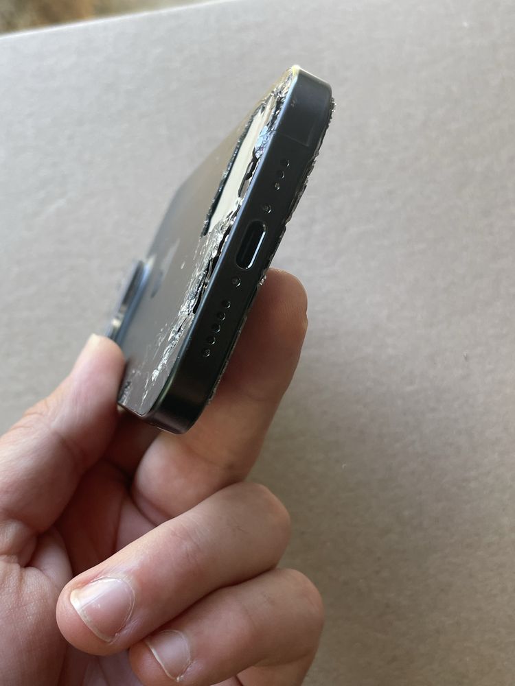 Iphone 15 pro счупен