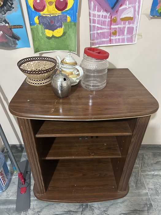 Тумбочка под телевизор, и посуда кухонная