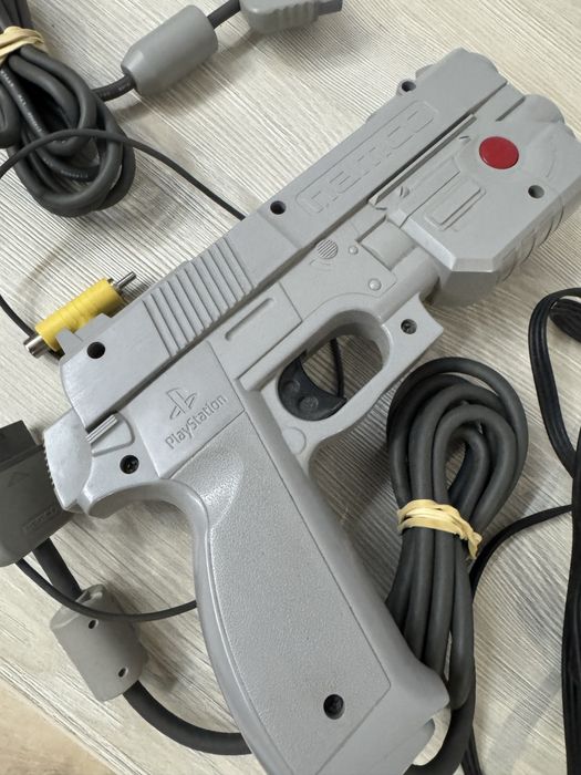 Sony PlayStation 1 SCPH-1002 complet + 7 jocuri + pistol Sony Namco