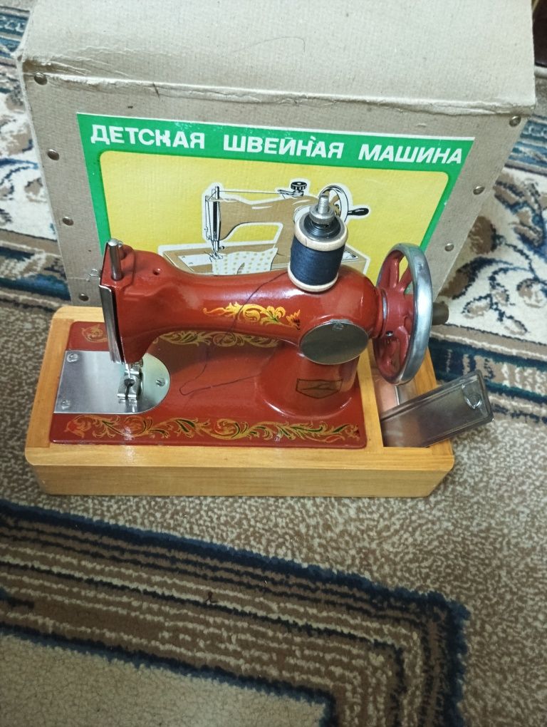 Швейная машинка антиквар игрушка 1984 год